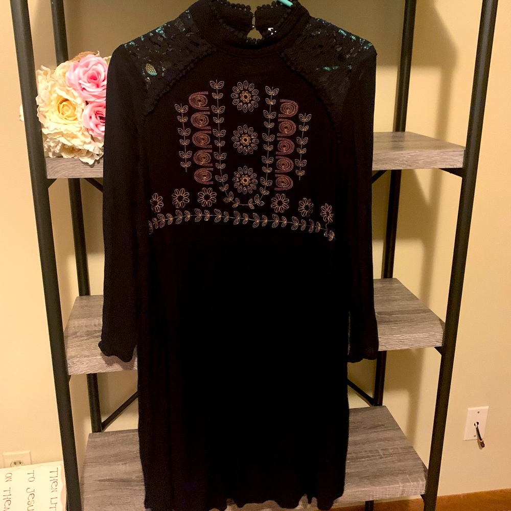 Adorable black dress w/ embroidery